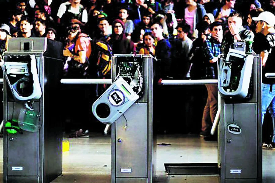 Torniquetes del Metro de Santiago destruidos en 2019