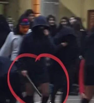 Estudiante del Liceo 1 sujeta objeto contundente en movilización